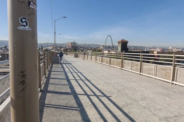 Tijuana nehir yaya köprüsü — Stok fotoğraf