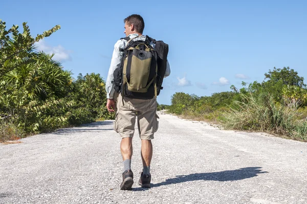 Caminante por carretera — Foto de Stock