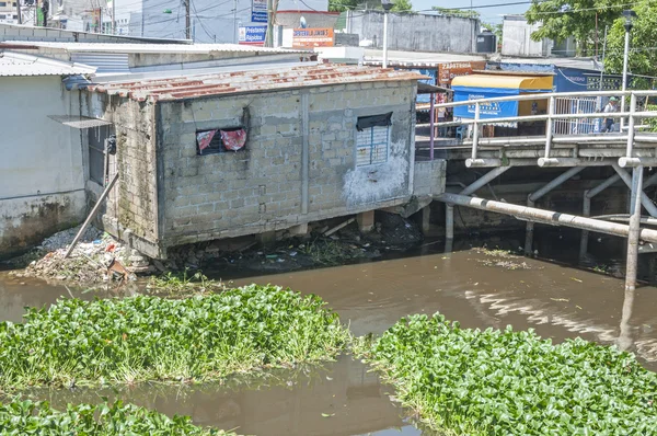 Руйнується будинок на березі річки — стокове фото