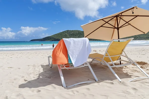 Solstolar på flamenco beach — Stockfoto