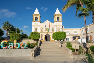 San Jose del Cabo misyonunun ön tarafında güneşli bir günde girişte renkli bir tespih asılı.