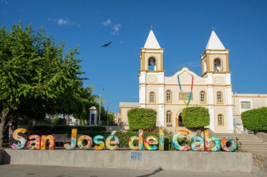 San Jose del Cabo, Meksika 'nın renkli dış cephesi Kilisenin üzerinde uçan kuşla