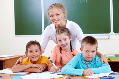 öğretmen ve schoolkids