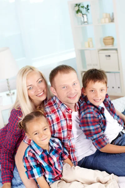 Familie in shirts — Stockfoto