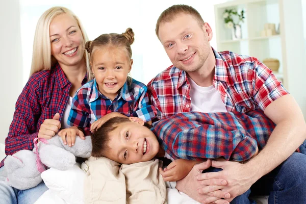 Moderne Familie — Stockfoto