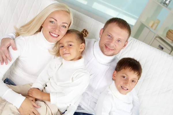 Familie in weiß — Stockfoto