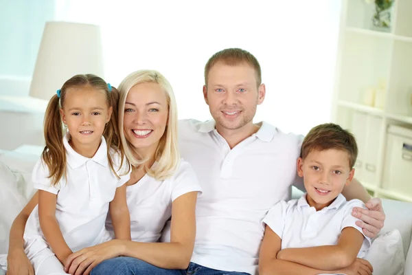 Familie van vier — Stockfoto