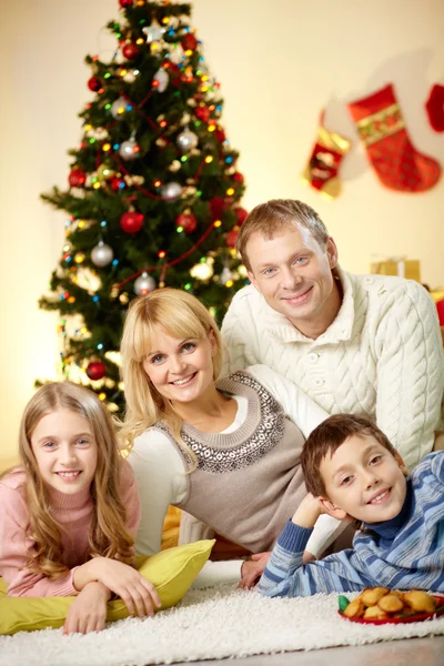 Vierköpfige Familie — Stockfoto