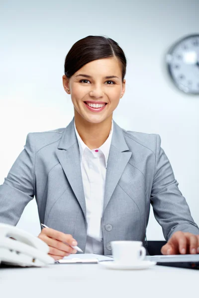 Vrouw op werkplek — Stockfoto