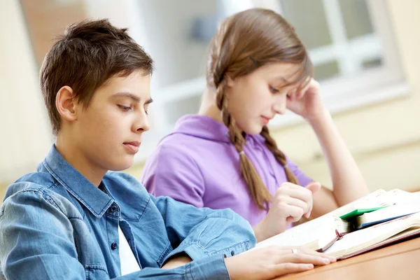 Bücher lesen — Stockfoto