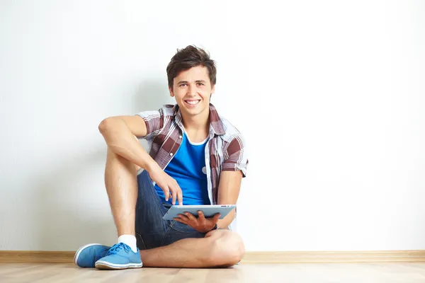 Adolescente com touchpad — Fotografia de Stock