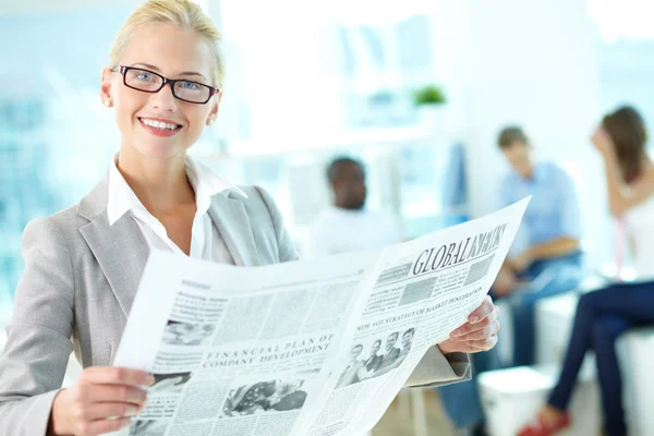 Zeitung lesen für Frauen — Stockfoto