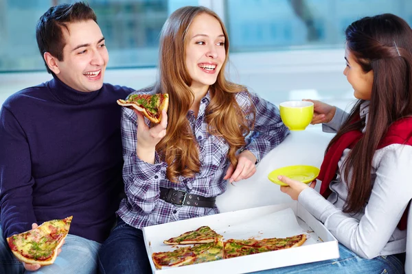 Comer pizza — Foto de Stock