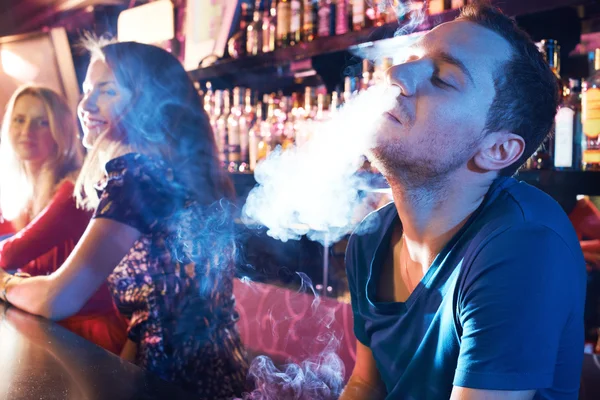 Enjoying hookah — Stock Photo, Image