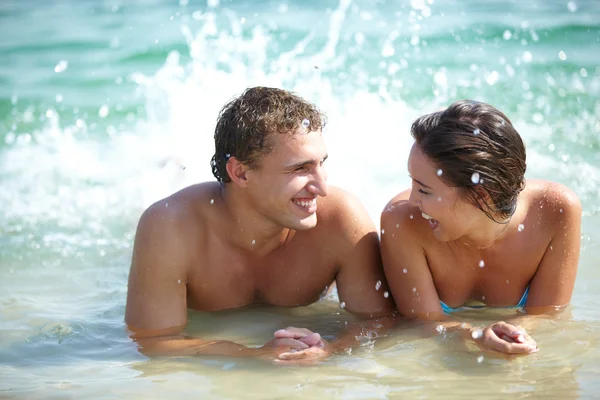 Pareja chapoteando — Foto de Stock