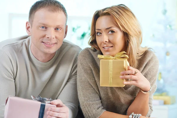 Casal com presentes — Fotografia de Stock