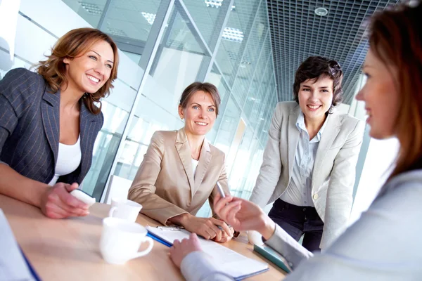 Vrouwtjes tijdens vergadering — Stockfoto