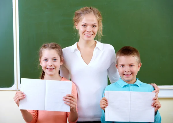 Tanár- és schoolkids — Stock Fotó