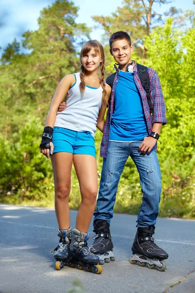 Patinadores de rolos adolescentes — Fotografia de Stock