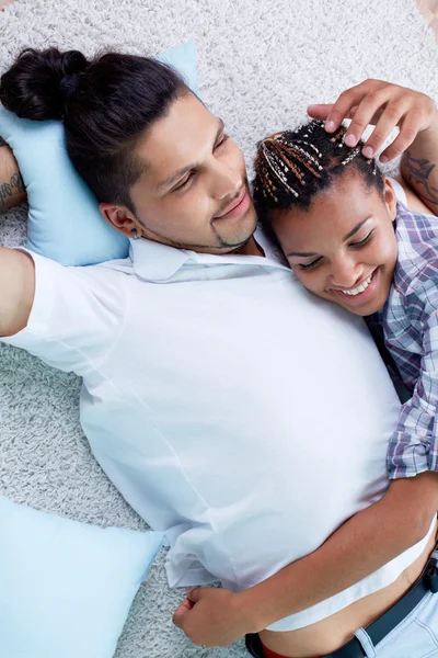 Casal descontraído — Fotografia de Stock