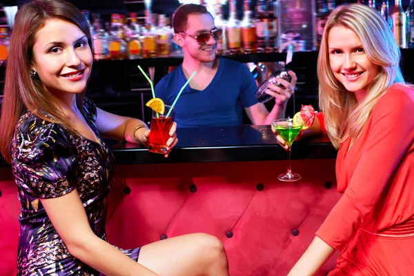 Meisjes in de bar — Stockfoto