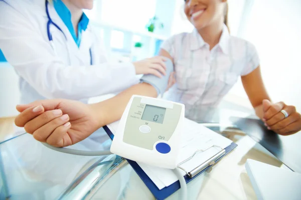 Equipo de presión arterial — Foto de Stock