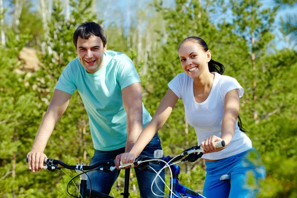 Gemeinsam Fahrrad fahren — Stockfoto