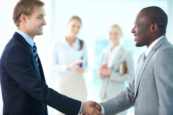 Zakenlieden handshaking — Stockfoto