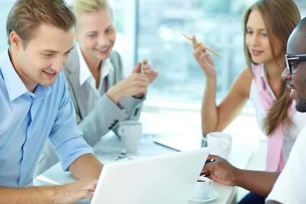 Mecanografiando hombre de negocios — Foto de Stock