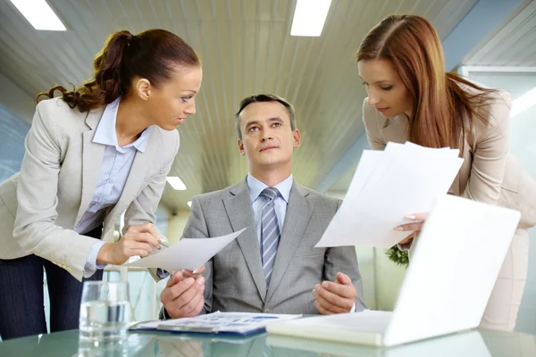 Jefe y secretarios —  Fotos de Stock