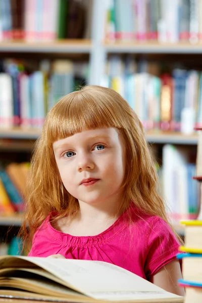 Library goer — Stock Photo, Image