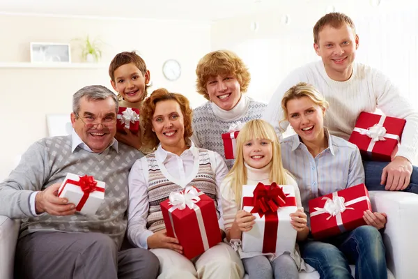 Familj med gåvor — Stockfoto