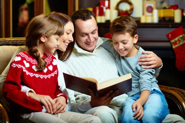 Familjeläsning — Stockfoto