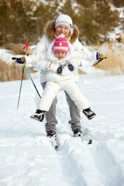 Esquiar juntos —  Fotos de Stock