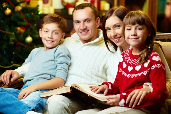 Familie op xmas — Stockfoto