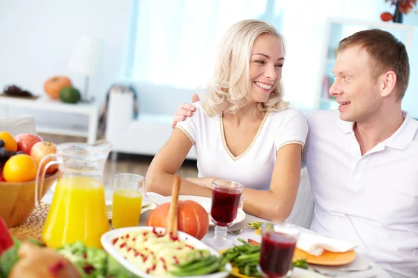 Pareja por mesa festiva — Foto de Stock