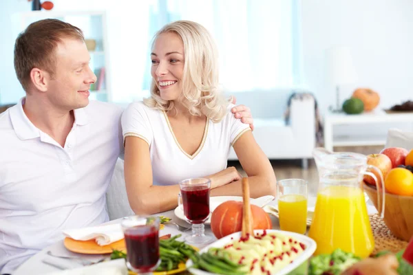 Couple by festive table — Stock Photo, Image