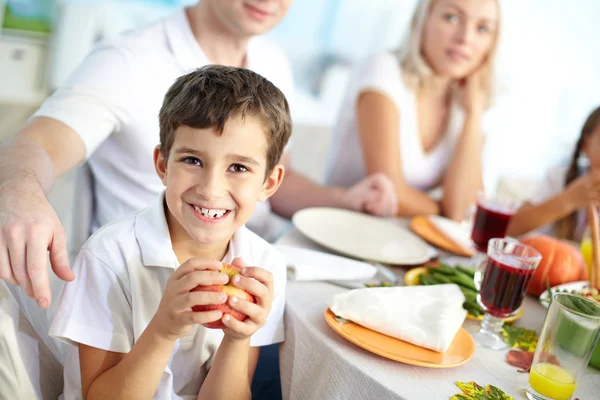 Jongen met appel — Stockfoto