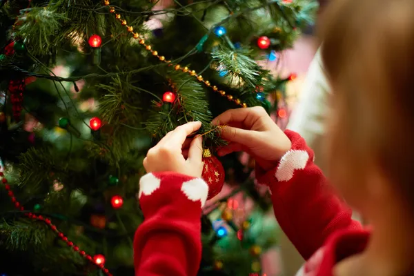 Décorer arbre de Noël — Photo