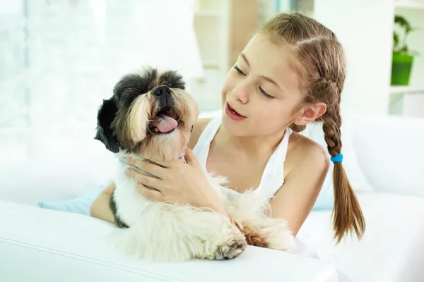 Kid met hond — Stockfoto