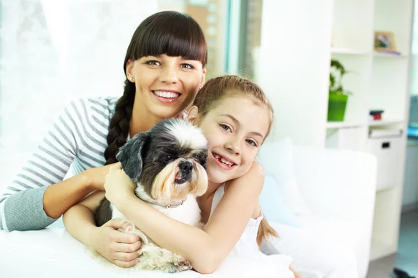 Madre, hija y mascota —  Fotos de Stock