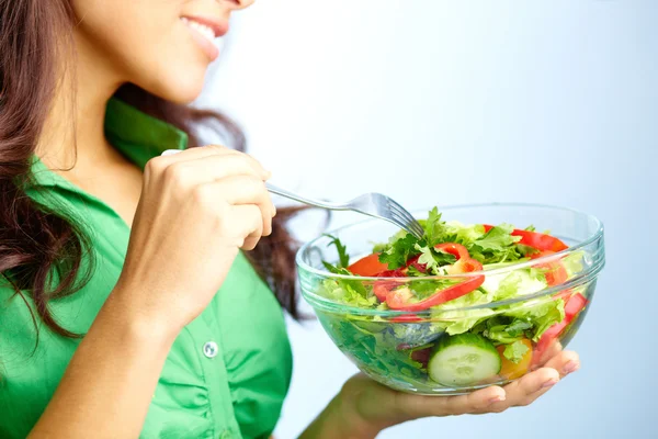 Salata yemek. — Stok fotoğraf