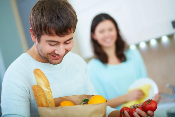 Man with package — Stock Photo, Image