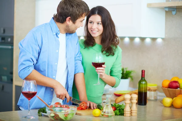 Koppel in de keuken — Stockfoto