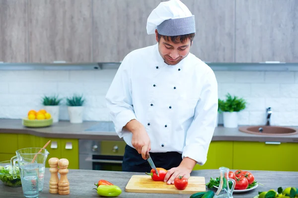 Gemüsesalat zubereiten — Stockfoto