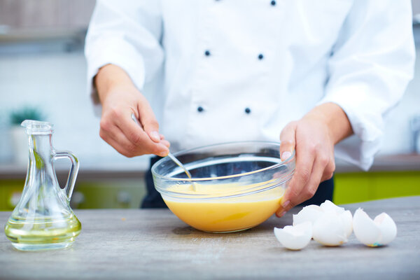 Смешивание сырых яиц
