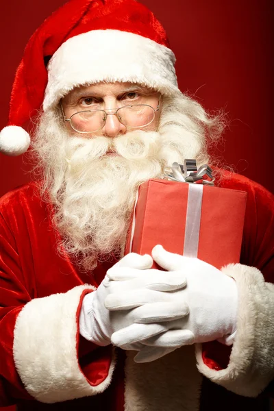 Santa met geschenkdoos — Stockfoto