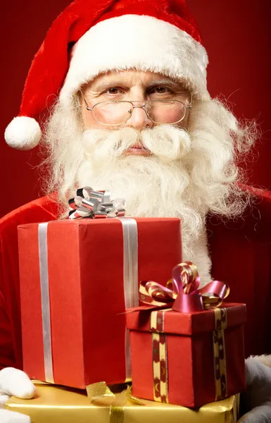 Großzügiger Weihnachtsmann — Stockfoto