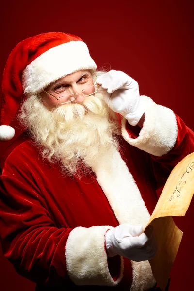 Santa läsa brev — Stockfoto