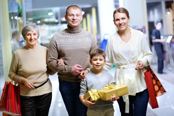 Familie van shoppers — Stockfoto